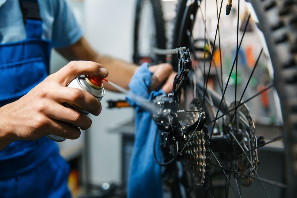 Réparation de vélo dans l'atelier